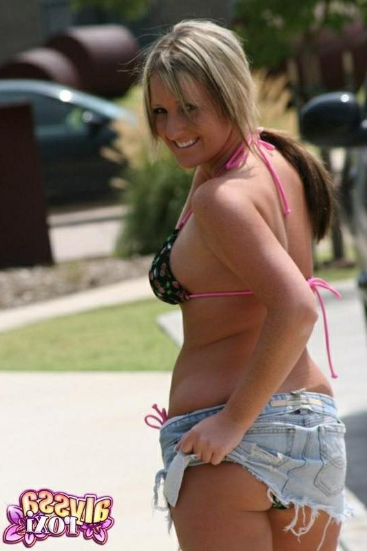 16P Alyssa Roxi Wearing A Bikini