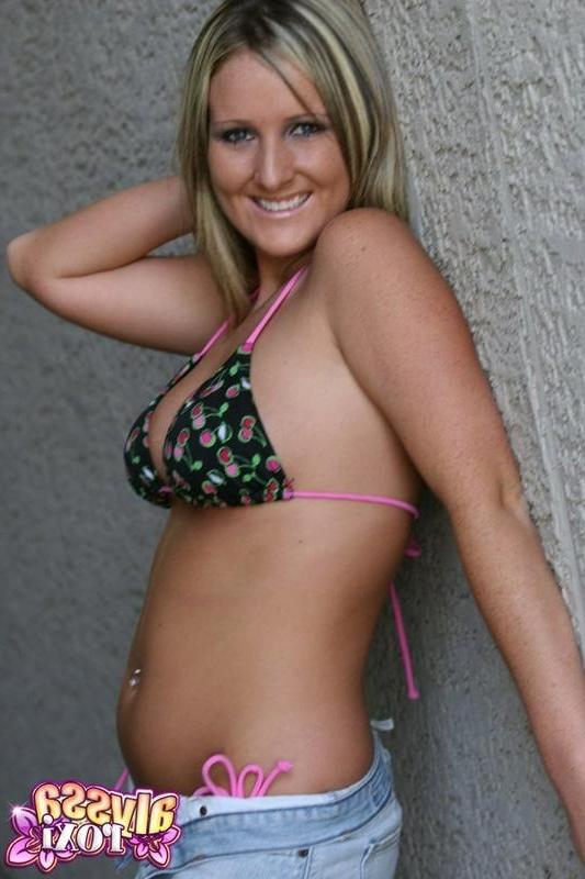 16P Alyssa Roxi Wearing A Bikini