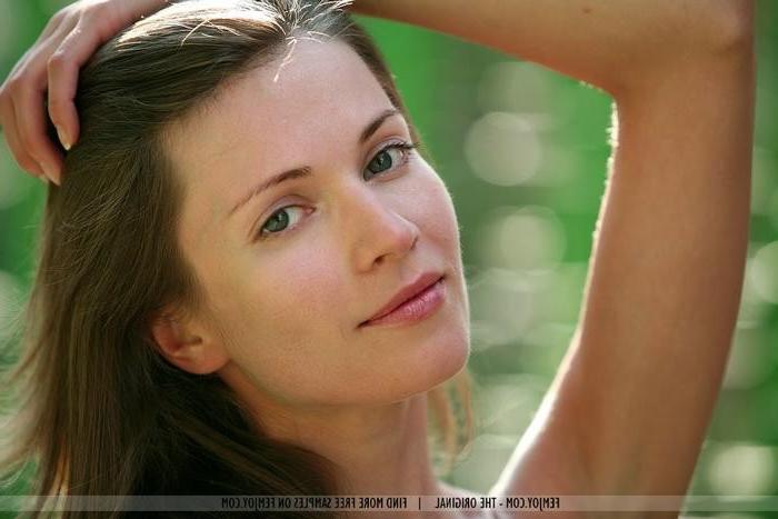 16P Beauty Gets Nude In A Garden