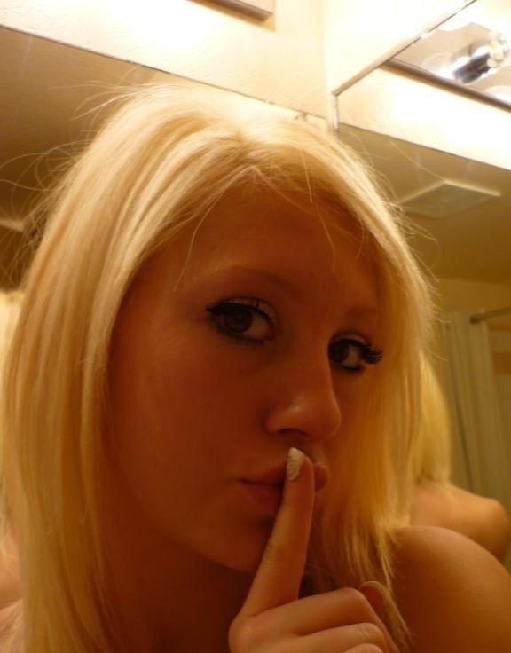 18P Blonde wife poses and gets naked in the bedroom