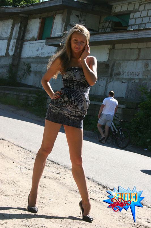 16P Hot kitty caught flashing her juggs in a backstreet