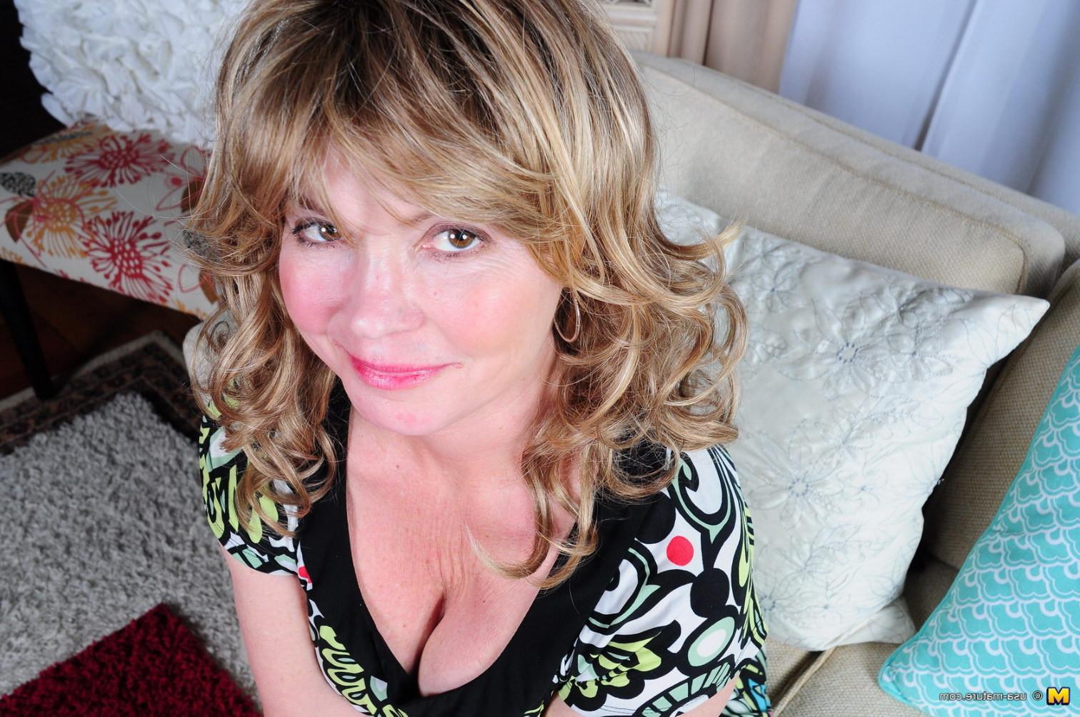 16P Naughty American housewife playing alone