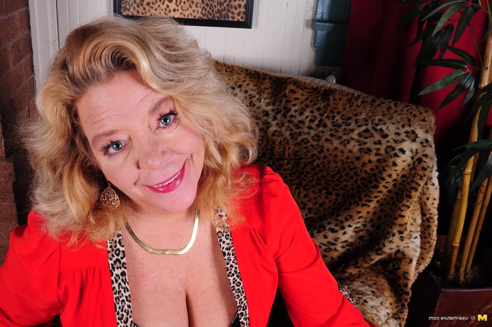 16P Naughty American housewife getting very naughty