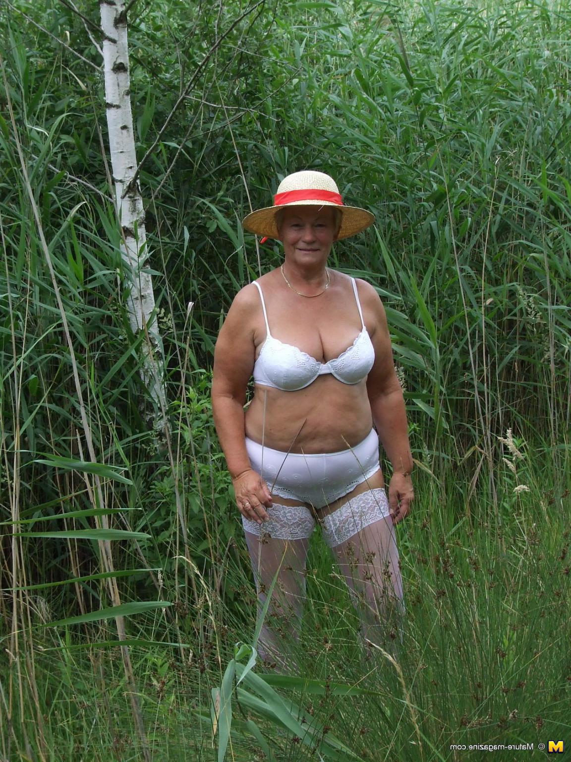 16P Naughty mama playing with herself in the grass