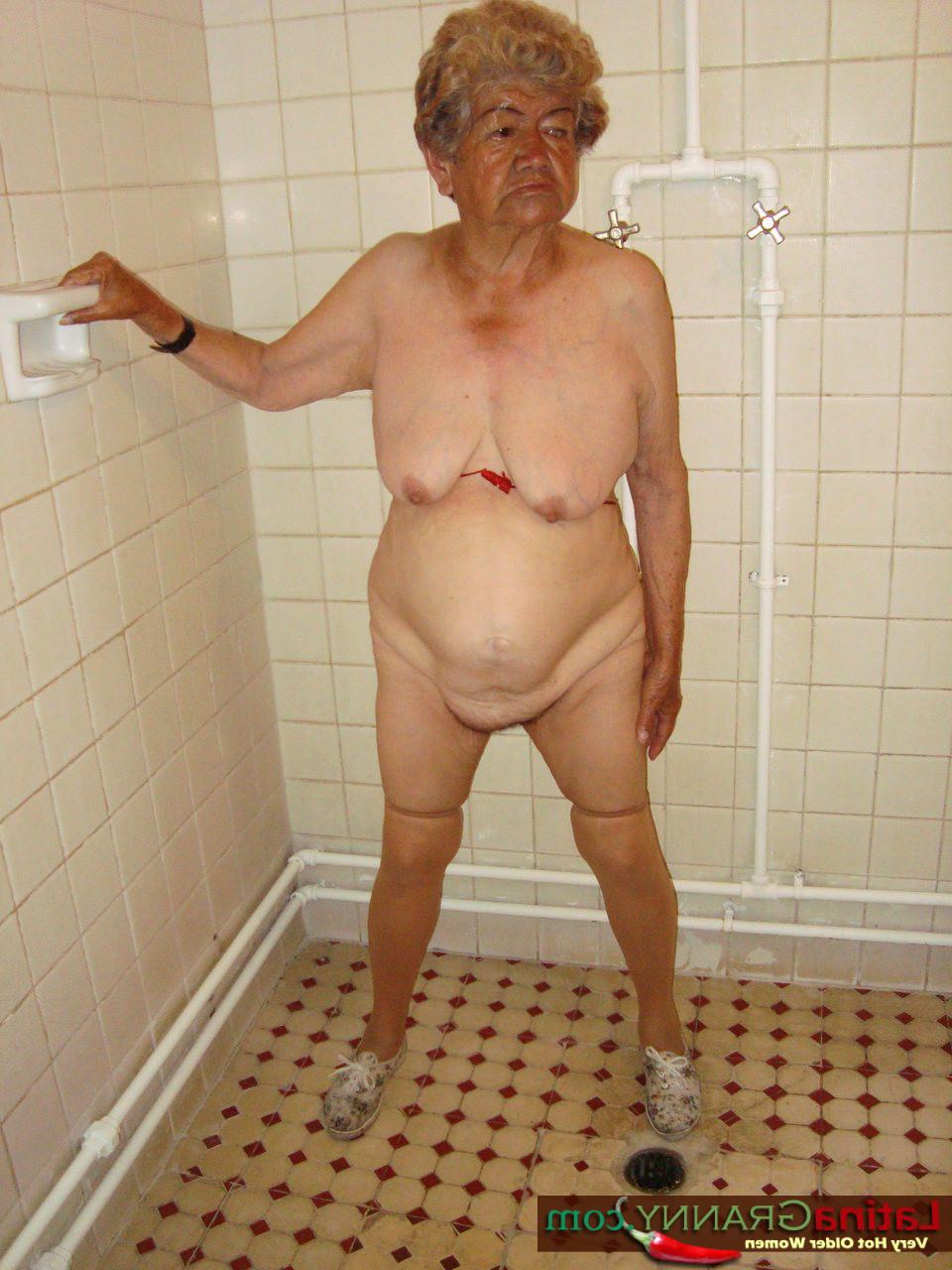 16P big natural granny butt