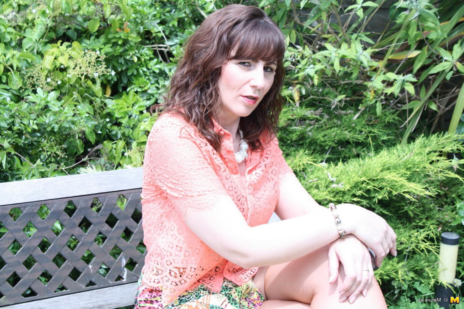 16P Naughty housewife from the UK gets horny in her garden