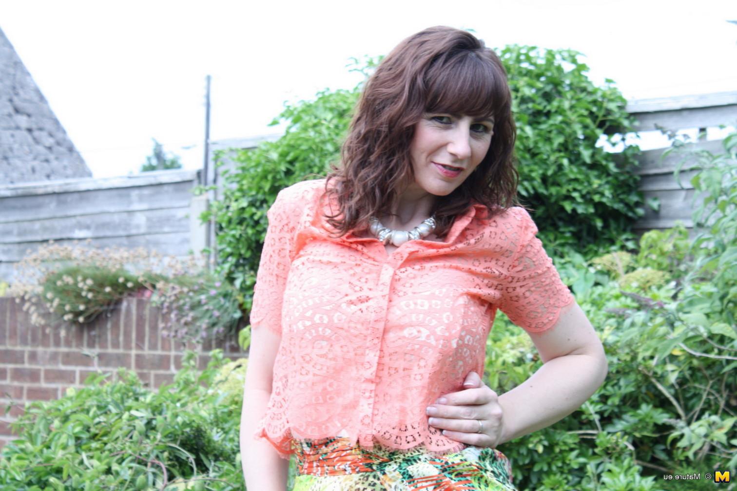 16P Naughty housewife from the UK gets horny in her garden