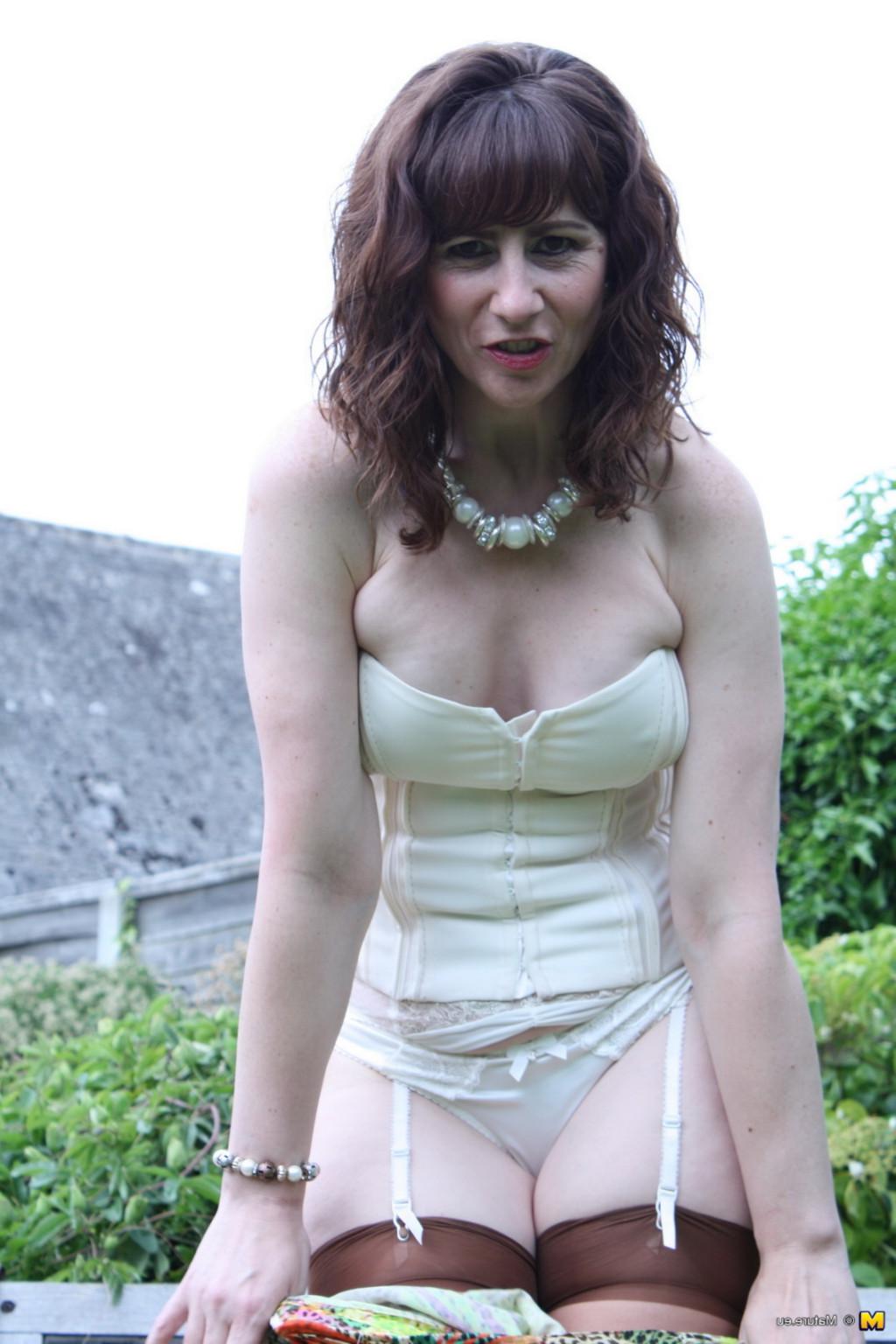 16P Naughty housewife from the UK gets horny in her garden