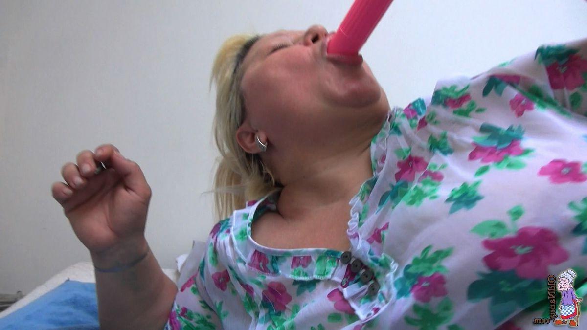 16P big granny ass fuck pink dildo