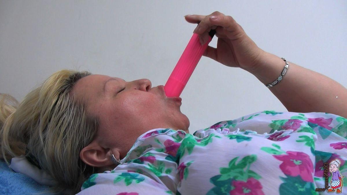 16P big granny ass fuck pink dildo