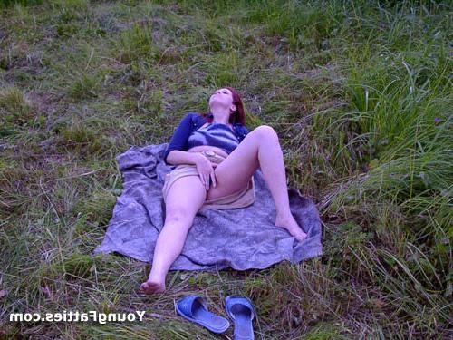 15P Chubby girl masturbating outdoor