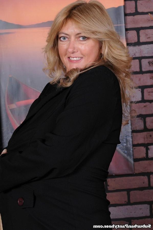 15P Busty mature blonde in fishnets posing in her sexy black boots