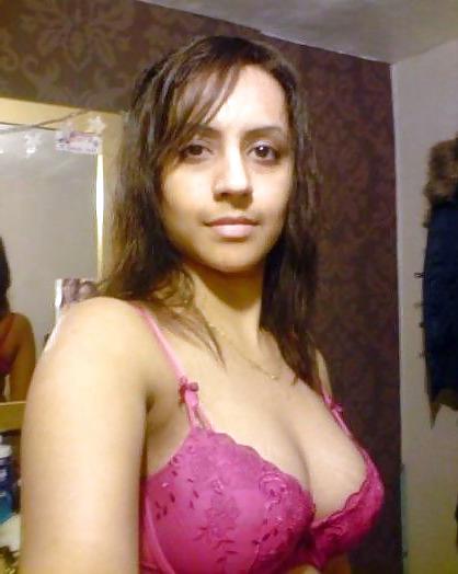 9P Indian girl self shot pics