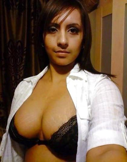 9P Indian girl self shot pics