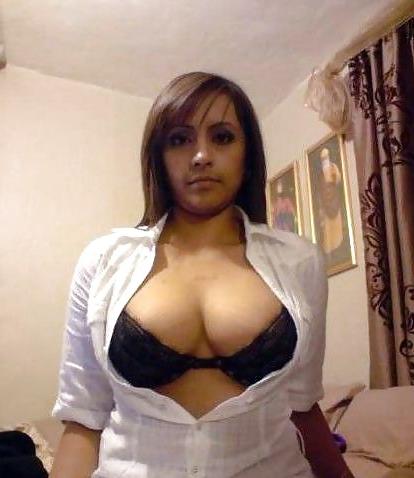 9P Indian girl self shot pics