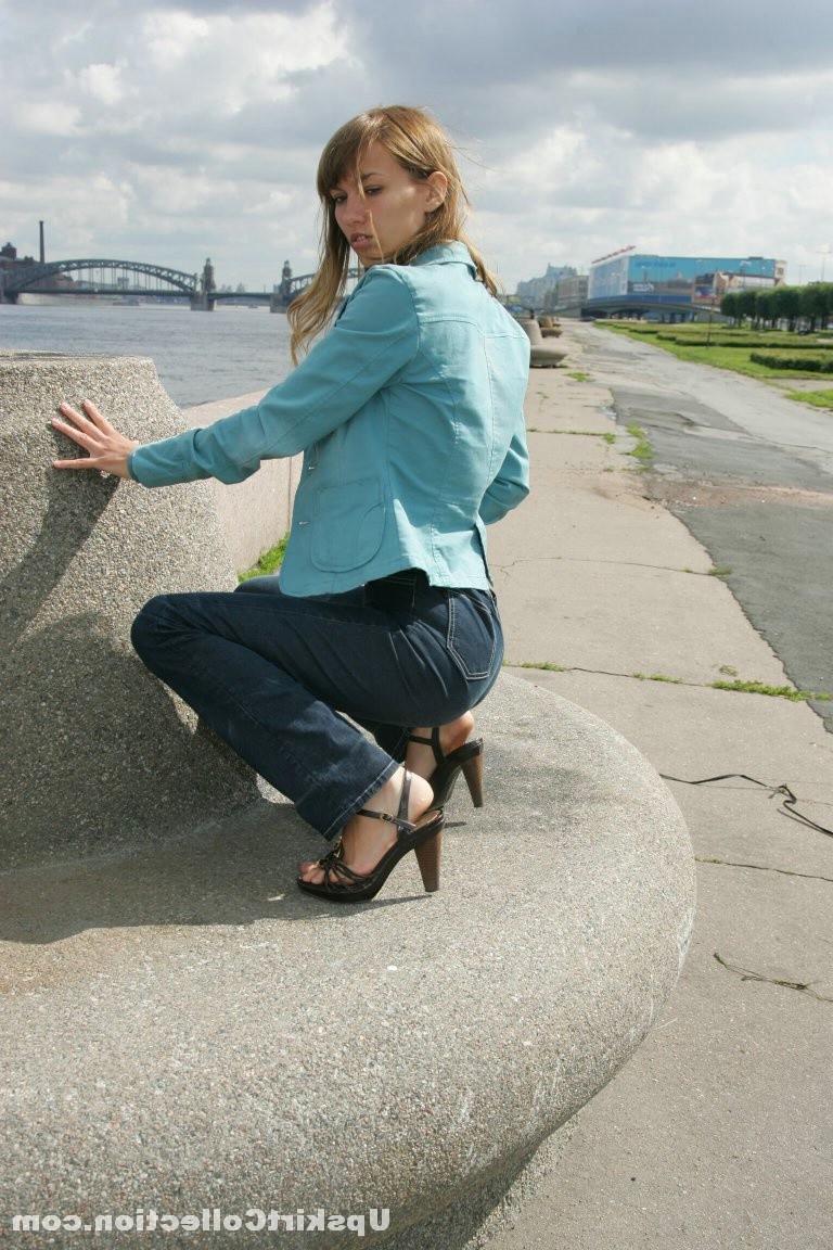 15P Bubble booty gets caught by tight jeans