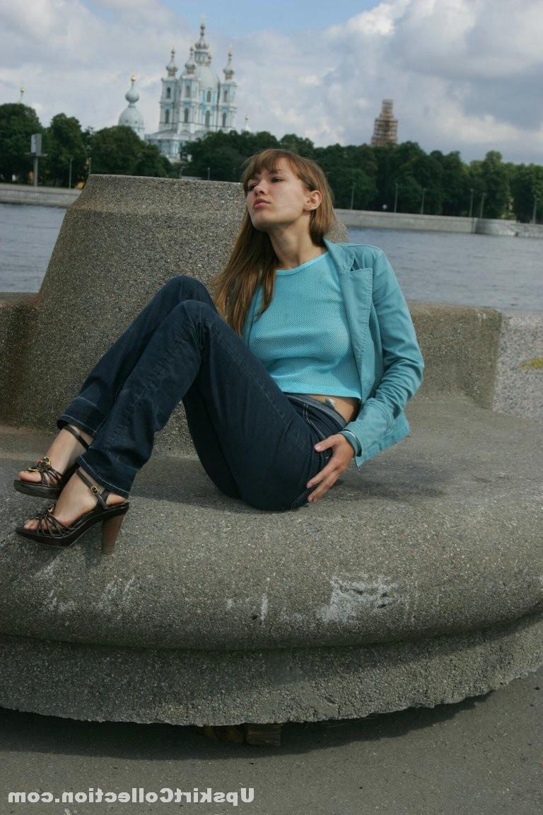 15P Bubble booty gets caught by tight jeans