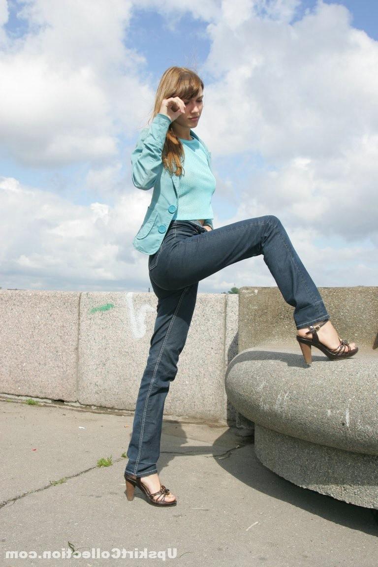15P Bubble booty gets caught by tight jeans