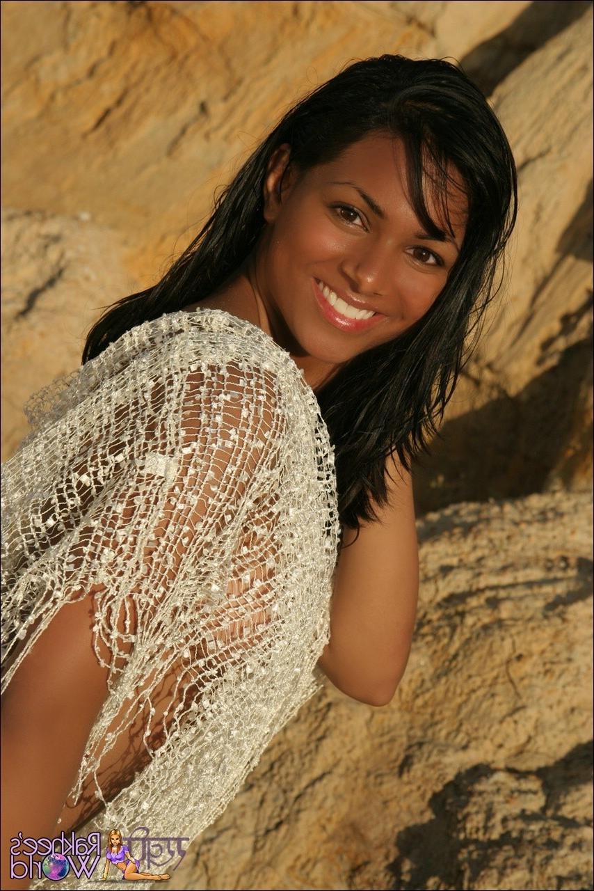 15P Gorgeous Indian babe posing outdoors