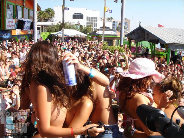10P Babes on spring break flashing their pretty titties