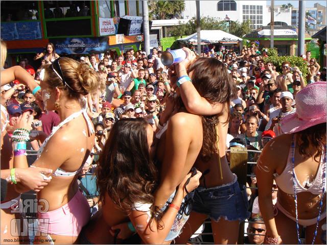 10P Babes on spring break flashing their pretty titties