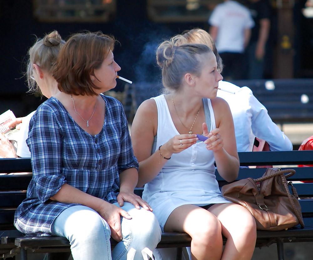 25P Mothers and Daughters Smoking