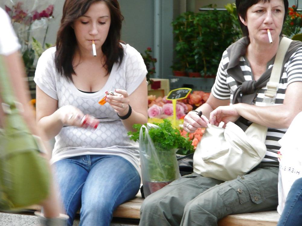 25P Mothers and Daughters Smoking