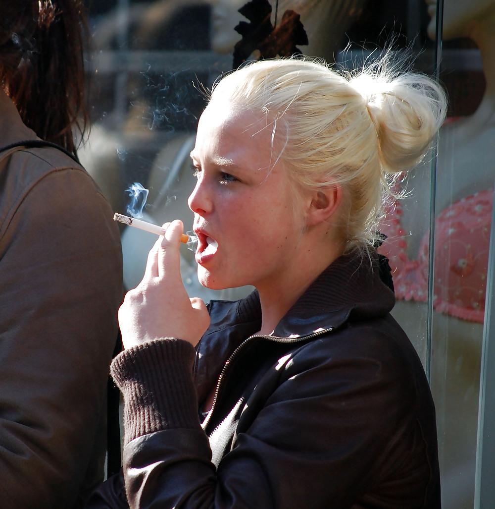 25P Mothers and Daughters Smoking