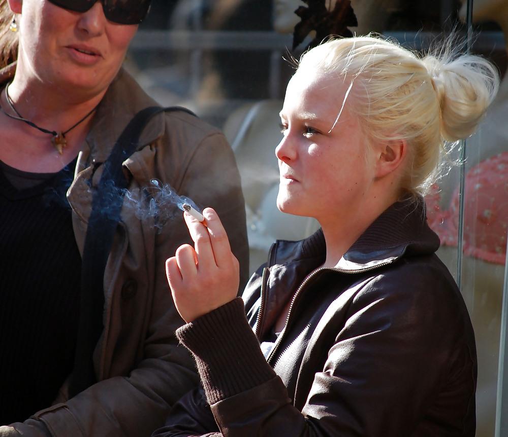 25P Mothers and Daughters Smoking