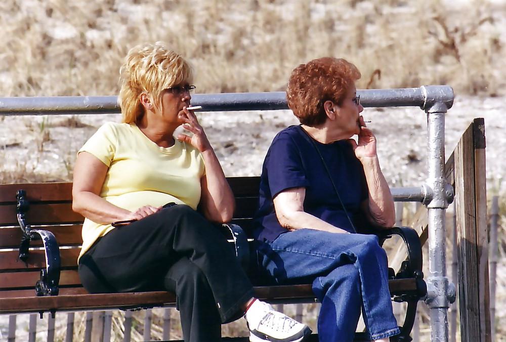 25P Mothers and Daughters Smoking