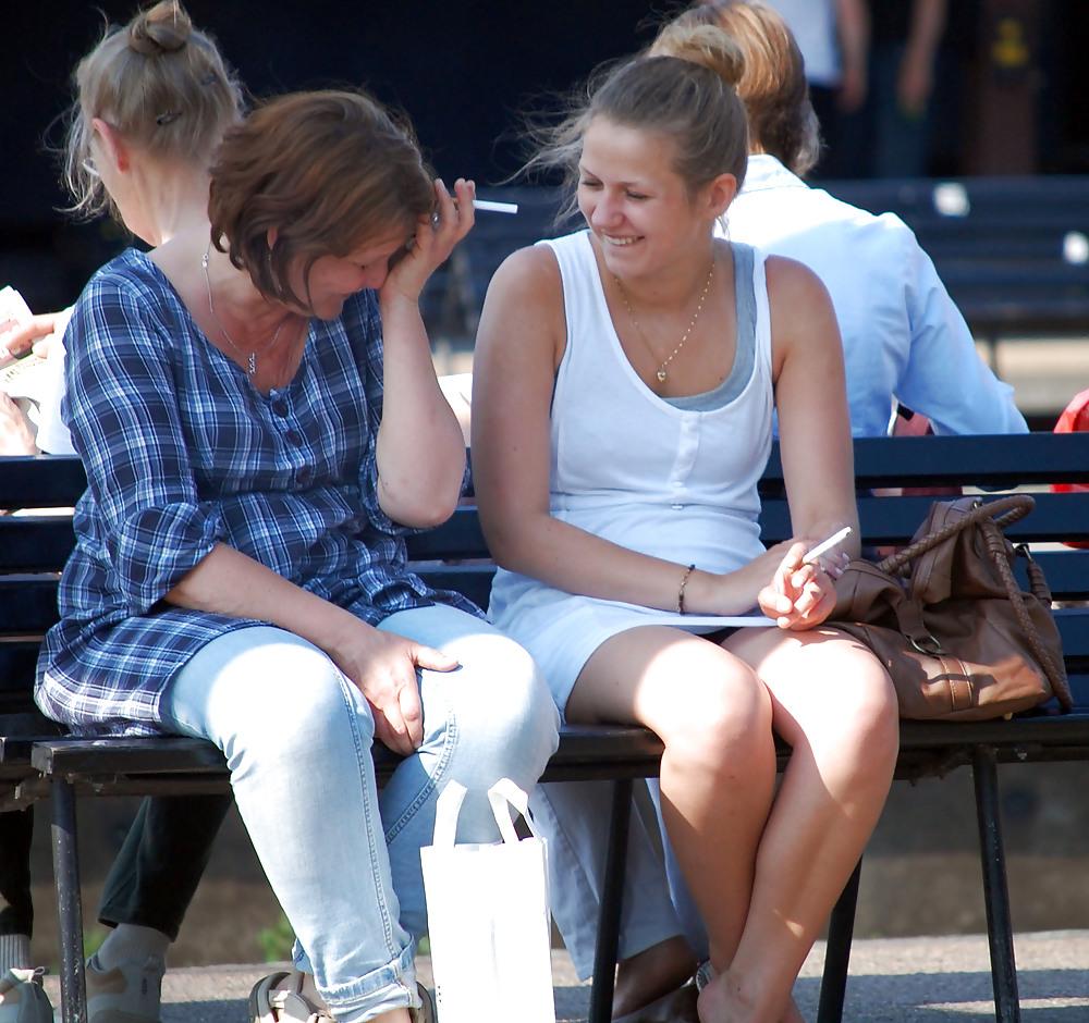 25P Mothers and Daughters Smoking
