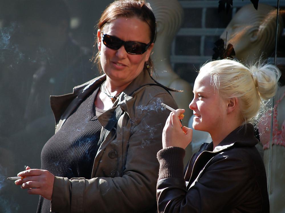 25P Mothers and Daughters Smoking