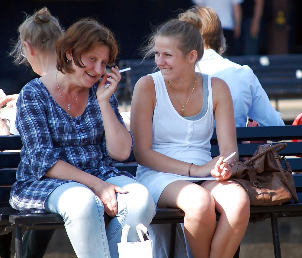 25P Mothers and Daughters Smoking