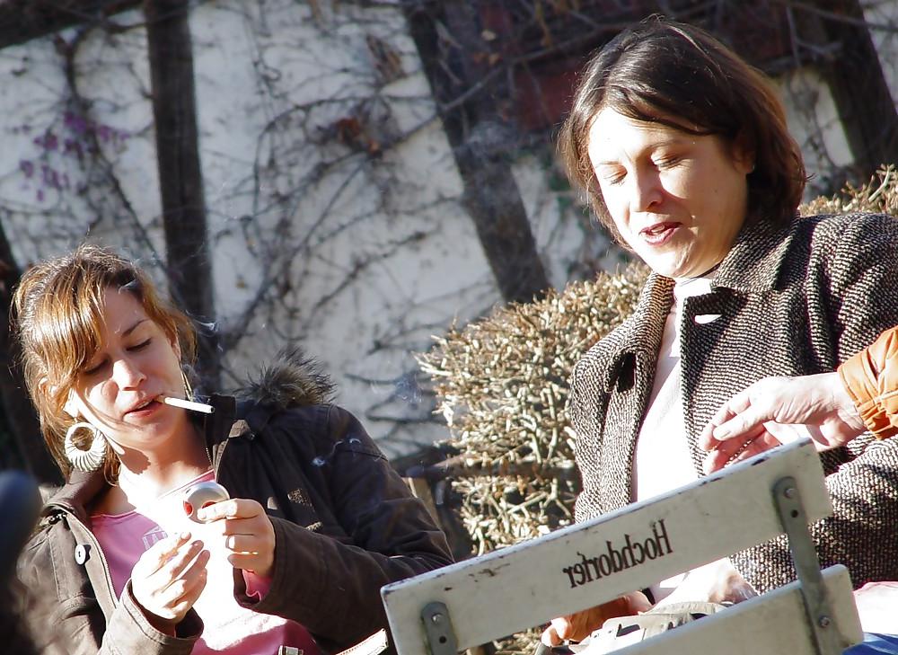 25P Mothers and Daughters Smoking