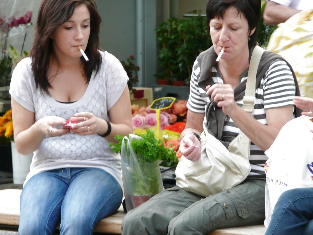 25P Mothers and Daughters Smoking