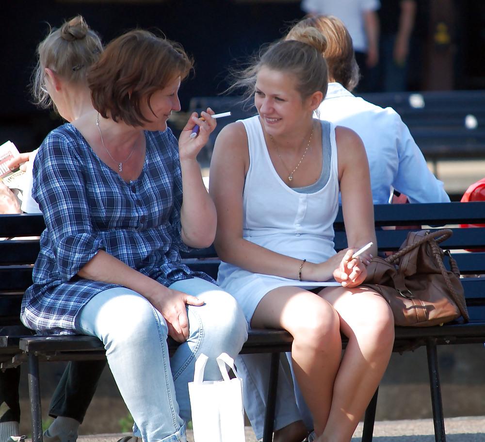 25P Mothers and Daughters Smoking