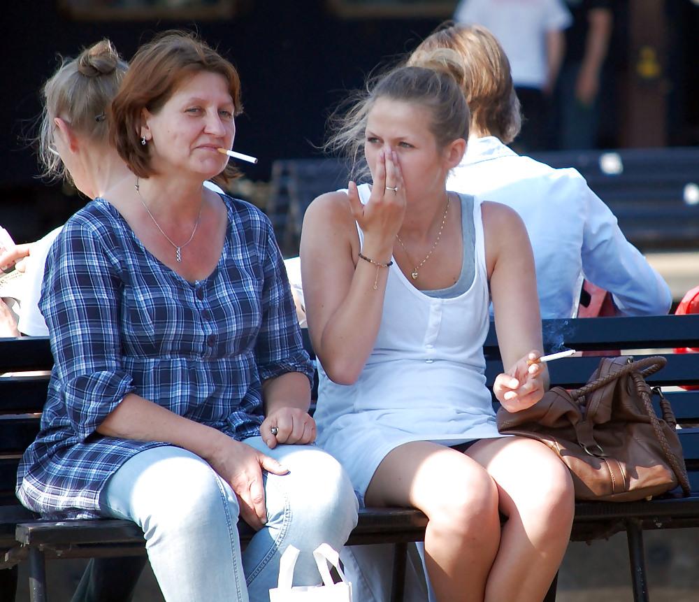 25P Mothers and Daughters Smoking