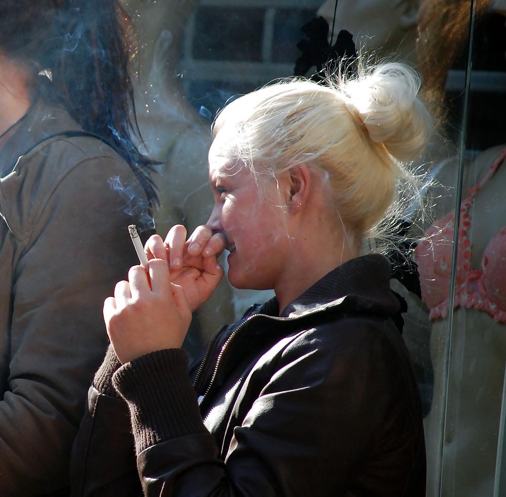 25P Mothers and Daughters Smoking