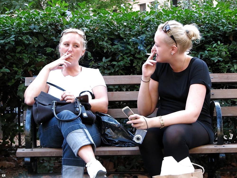 25P Mothers and Daughters Smoking