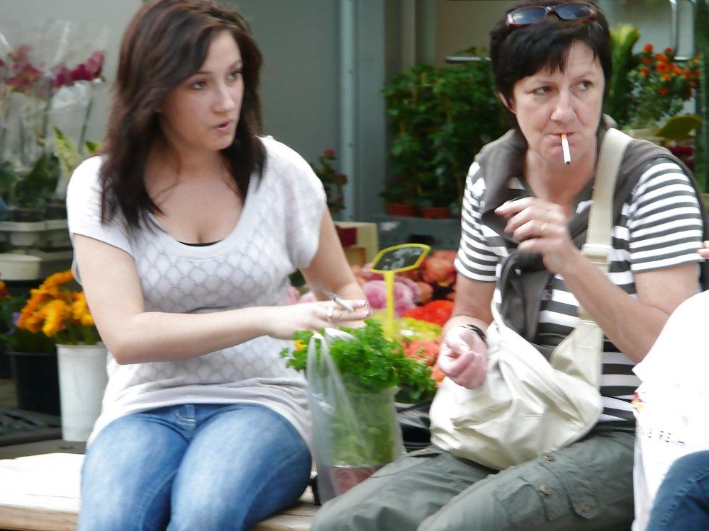 25P Mothers and Daughters Smoking