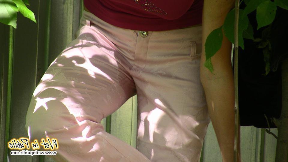 14P Amateur caught on tape squatted down and totally wetting her pants