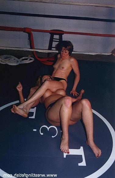 15P Watch wresting lesbians caught up in a real cat fights