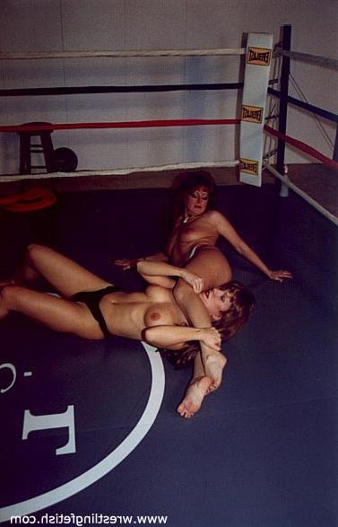 15P Watch wresting lesbians caught up in a real cat fights