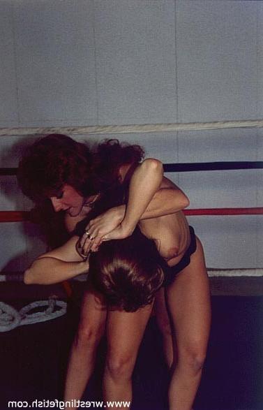 15P Watch wresting lesbians caught up in a real cat fights