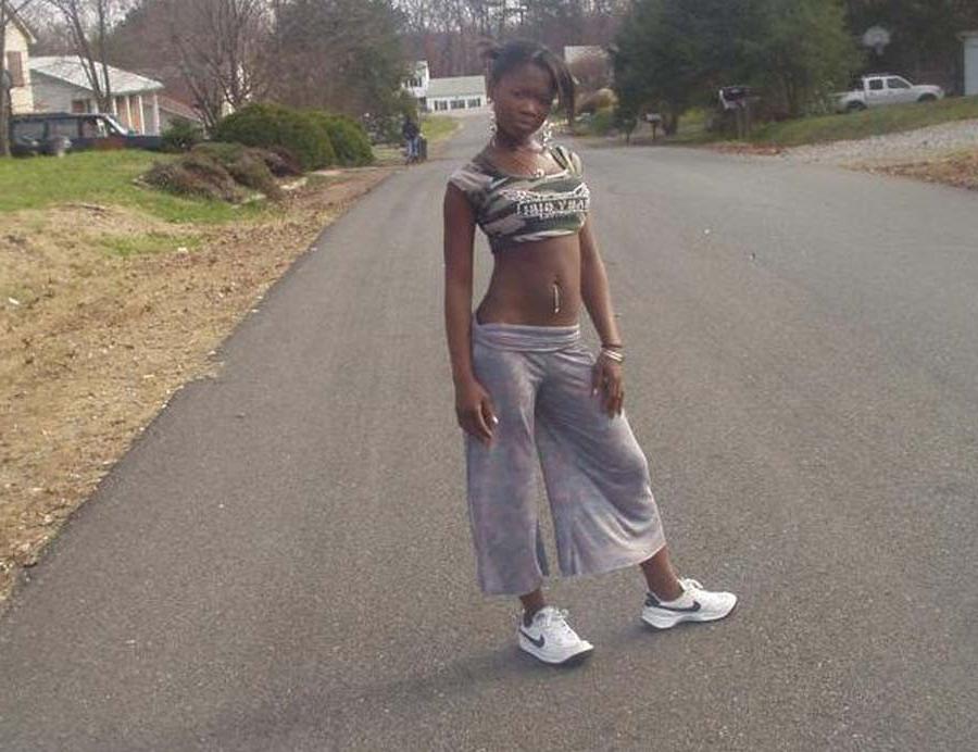 16P Amateur sexy black GF's outdoor photoshoot