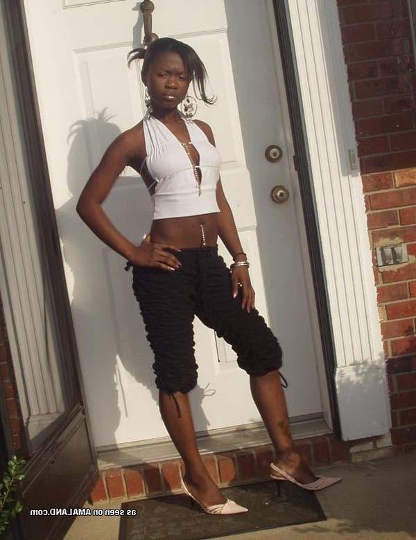 16P Amateur sexy black GF's outdoor photoshoot