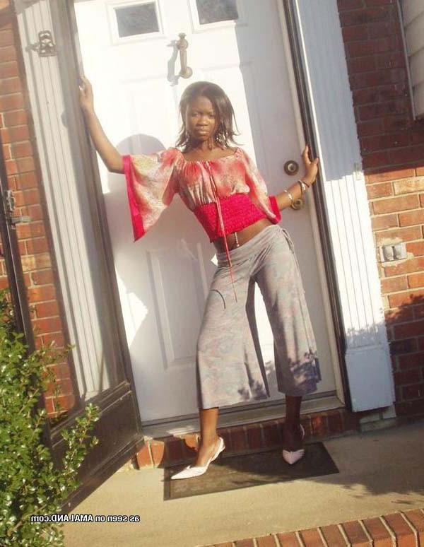 16P Amateur sexy black GF's outdoor photoshoot