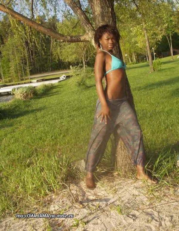 16P Amateur sexy black GF's outdoor photoshoot