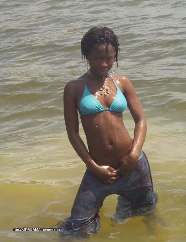 16P Amateur sexy black GF's outdoor photoshoot