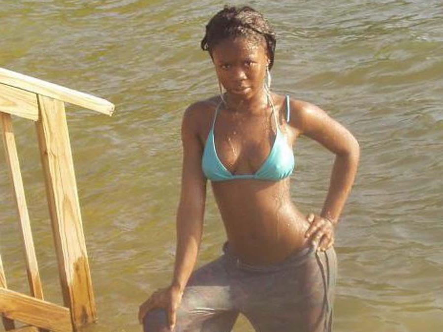16P Amateur sexy black GF's outdoor photoshoot